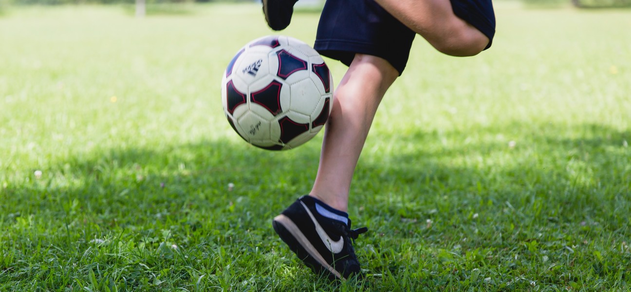 Sport (som f.eks. fodbold) er en almindelig årsag til hofte- og lyskesmerter.